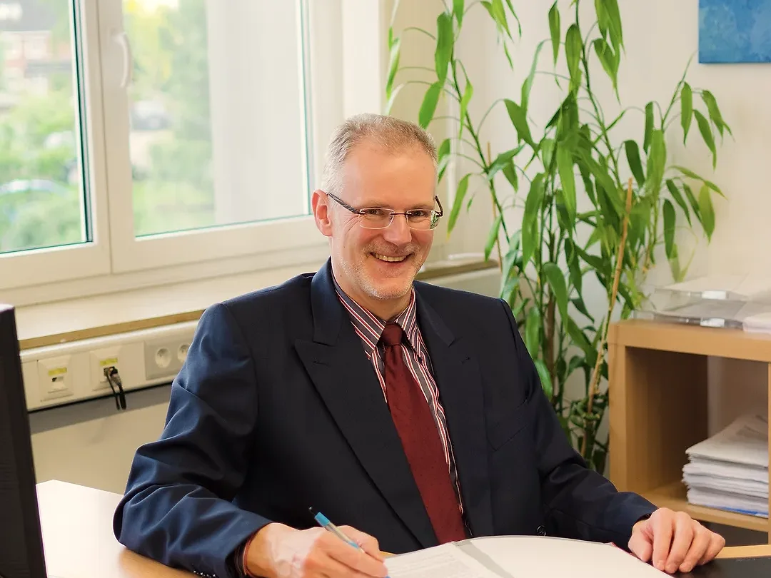 Rechtsanwalt Hermann Kaufmann bei der Mandatsarbeit an seinem Schreibtisch in Achim