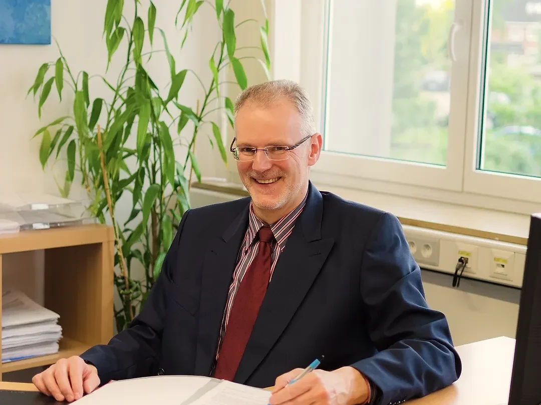 Rechtsanwalt Hermann Kaufmann bei der Mandatsarbeit an seinem Schreibtisch in Achim